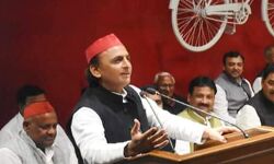 कोरोना संकट के समय हमें धैर्य और संयम से काम लेते हुए सतर्क सजग रहना होगा : अखिलेश यादव