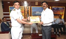 सागर मैत्री के लिए आईएनएस सागरध्वनि को झंडी दिखा कर रवाना किया गया सागर मैत्री के लिए आईएनएस सागरध्वनि को झंडी दिखा कर रवाना किया गया