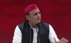 अहंकार लोकजीवन को लांछित करता है : अखिलेश यादव