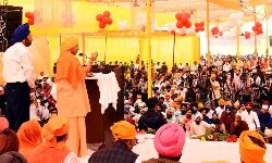 गुरु नानक सम्पूर्ण मानवता के लिए प्रेरणा पुंज हैं : योगी गुरु नानक सम्पूर्ण मानवता के लिए प्रेरणा पुंज हैं : योगी