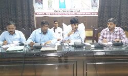 जिलाधिकारी ने विकास कार्यों को पूर्ण न करने वाले अधिकारियों के प्रति कड़ी नाराजगी व्यक्त की