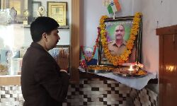 पुलवामा के शहीदों को दी शामली जिलाधिकारी ने श्रद्वाजंलि