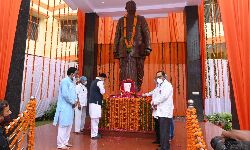 सिविल अस्पताल पहुंचे डिप्टी सीएम, श्यामा प्रसाद मुखर्जी की प्रतिमा पर किया माल्यार्पण सिविल अस्पताल पहुंचे डिप्टी सीएम, श्यामा प्रसाद मुखर्जी की प्रतिमा पर किया माल्यार्पण