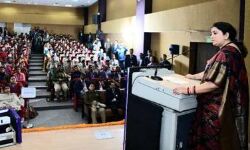 समाज आज भी कामकाजी महिलाओं को पूर्वग्रह से देखता है : स्मृति ईरानी समाज आज भी कामकाजी महिलाओं को पूर्वग्रह से देखता है : स्मृति ईरानी