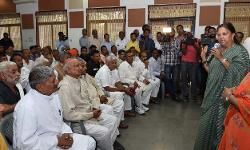 हम लोगों को आपस में लड़ाते नहीं, बल्कि उन्हें आपस में जोड़कर प्रदेश का विकास करने में विश्वास रखते हैं : मुख्यमंत्री हम लोगों को आपस में लड़ाते नहीं, बल्कि उन्हें आपस में जोड़कर प्रदेश का विकास करने में विश्वास रखते हैं : मुख्यमंत्री