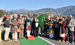 मुख्यमंत्री ने उत्तराखंड की पहली हेलीकॉप्टर सेवा को झंडी दिखाई