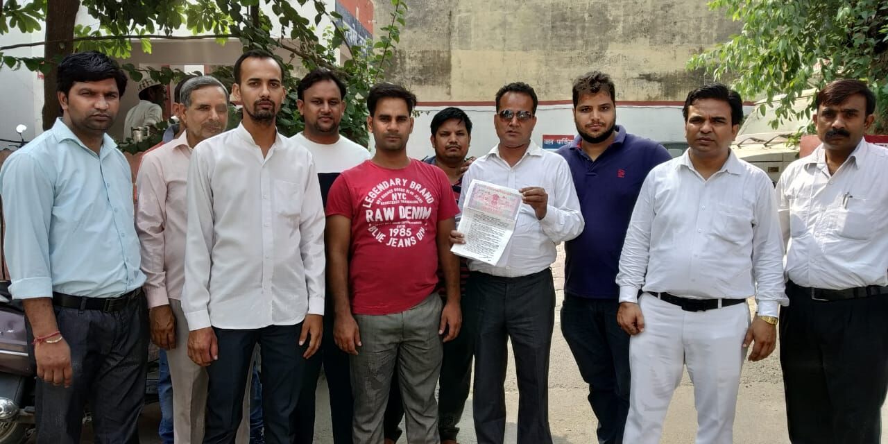 पुलिस ने पैसे लौटाने के आश्वासन पर आरोपी को छोड़ा पुलिस ने पैसे लौटाने के आश्वासन पर आरोपी को छोड़ा