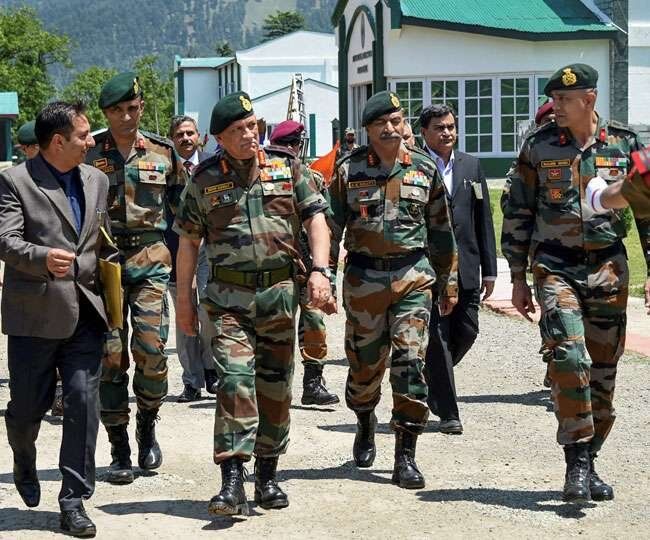 जम्मू कश्मीर से धारा 370 हटाने के बाद आर्मी चीफ पहली बार श्रीनगर दौरे पर