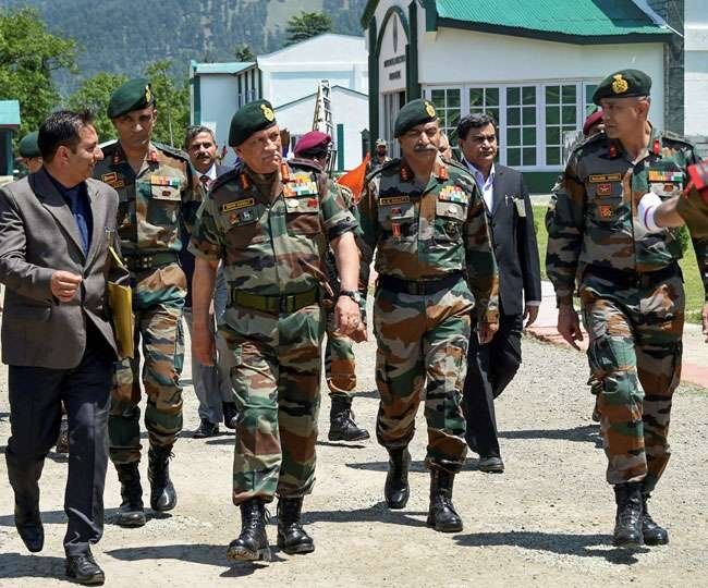 जम्मू कश्मीर से धारा 370 हटाने के बाद आर्मी चीफ पहली बार श्रीनगर दौरे पर जम्मू कश्मीर से धारा 370 हटाने के बाद आर्मी चीफ पहली बार श्रीनगर दौरे पर