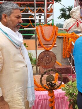 परमवीर चक्र विजेता वीर अब्दुल हमीद के गांव धामूपुर पहुंचे चौधरी राकेश टिकैत, दी श्रद्धांजलि