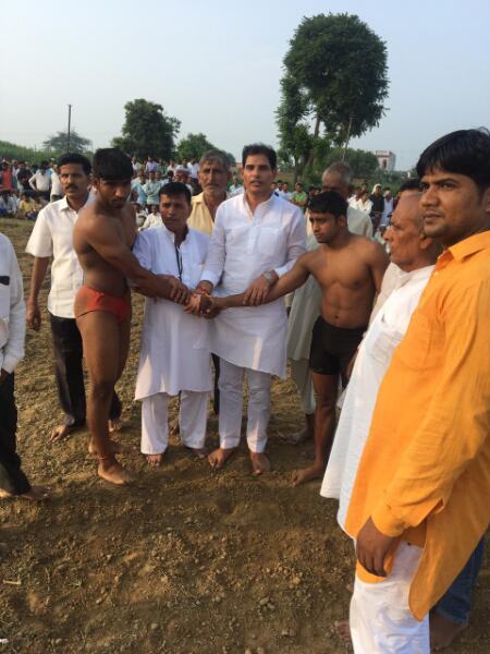 भाजपा नेता ईश्वर मावी ने कराया पाबला गांव में दंगल का शुभारम्भ