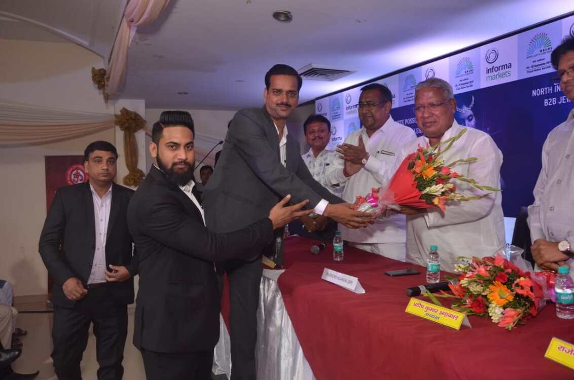 इनफोरमा मार्केट्स का रोड़ शो, सांसद को सौंपा ज्ञापन इनफोरमा मार्केट्स का रोड़ शो, सांसद को सौंपा ज्ञापन